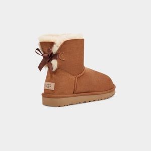 Uggs - Mini Bailey Bow II chestnut (size 9w)